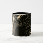 茶色がかったベージュの背景にブロンズのカーブ ツートーンマグカップ (中央)