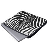 茶色と白のゼブラプリント ラップトップスリーブ (正面下部)