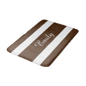 茶色と白のパターン上のあなたの名ストライプ前 バスマット (アングル)