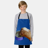茶色と白のモルモット、キッズフルプリントエプロン エプロン (着用した状態)