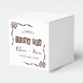 茶色と白の手描き弓のスケッチ結婚ズ フェイバーボックス (正面サイド)