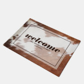 茶色と白の牛革ウェルカムタイポグラフィ ドアマット (アングル)