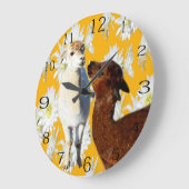 茶色と白の羊毛のアルパカとハスの花 ラージ壁時計 (傾斜)