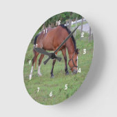 茶色と白の馬の放牧ウマ科の動物 ラウンド壁時計 (傾斜)