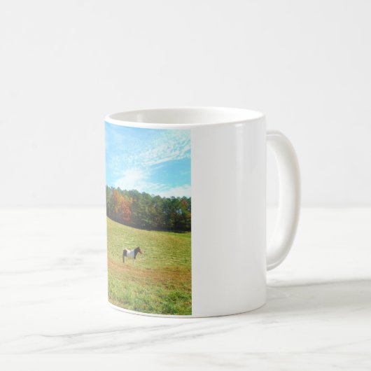 茶色と白の馬、秋の木、青空 コーヒーマグカップ (正面右)