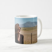 茶色と緑の野原で笑顔を見せる女性 コーヒーマグカップ (正面右)