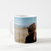 茶色と緑の野原で笑顔を見せる女性 コーヒーマグカップ (正面左)