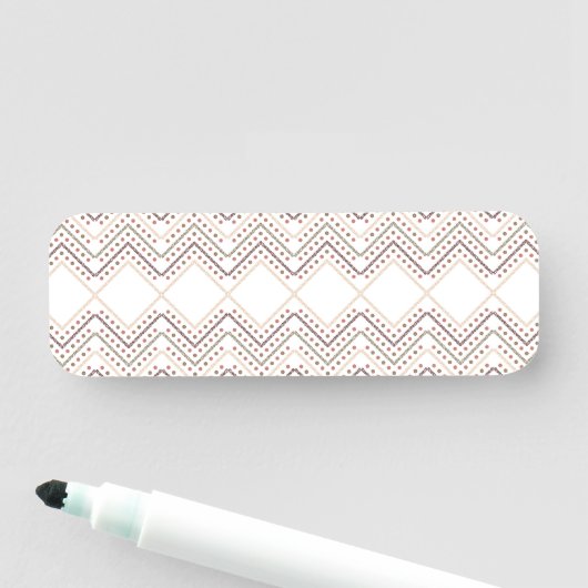 茶色と赤の点を持つ白い背景 名札 (インサイチュ)