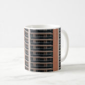 茶色と黒の高層建物 コーヒーマグカップ (正面右)