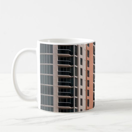 茶色と黒の高層建物 コーヒーマグカップ (左)
