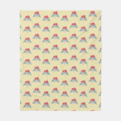 茶色には赤い花葉と緑の花 フリースブランケット (正面)