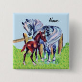 茶色のかわいらし子馬草で愛する母馬 缶バッジ (正面)