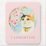 茶色のぶち猫および桜|はあなたの名前を加えます マウスパッド<br><div class="desc">これはを調べていたりおよび桜を楽しんでいる茶色のぶち猫の水彩画のイラストレーションです。 "Hanami"は満開にあるとき人々が桜の木の下で祝い、パーティを楽しむ日本のな伝統です。 アーチの熱い押された紙のHolbeinおよびWinsorおよびニュートンの水彩画のペンキと絵を描かれる。</div>