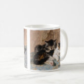 茶色のぶち猫および灰色の子ネコのファインアートの絵画 コーヒーマグカップ (正面右)