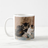 茶色のぶち猫および灰色の子ネコのファインアートの絵画 コーヒーマグカップ (左)