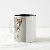 茶色のぶち猫の跳躍 ツートーンマグカップ (正面左)