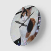 茶色のぶち猫 ラウンド壁時計 (傾斜)