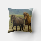 茶色のアイスランドのポニー クッション (裏面)