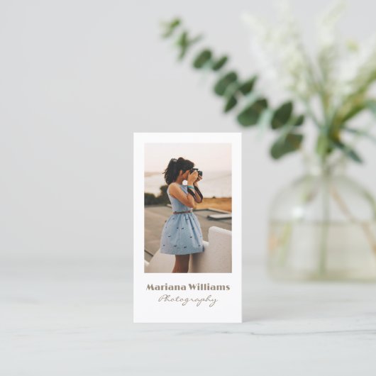 茶色のエレガントシンプルスクリプトフォトグラファーqrコード 名刺 (スタンド正面)