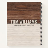 茶色のエレガント木のテクスチャモダンスタイルモノグラム ノートブック (裏面)