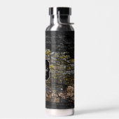 茶色のカッコいい苔むした木の樹皮の黄色の地衣類モノグラム ウォーターボトル (左面)