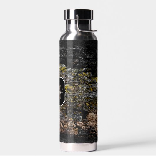 茶色のカッコいい苔むした木の樹皮の黄色の地衣類モノグラム ウォーターボトル (左面)
