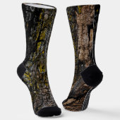 茶色のカッコいい苔むした木の樹皮の黄色の地衣類モノグラム ソックス (傾斜あり)