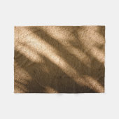 茶色のカーペット敷きの床の影 フリースブランケット (正面(横))