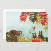 茶色のクマが赤いナナカマドの実を食べている 招待状 (正面/裏面)