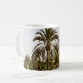 茶色のコンクリート建物の近くの緑のヤシ コーヒーマグカップ (正面左)