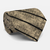 茶色のストライプ仕切りと黒またはチェスの傾き ネクタイ (ロール)