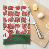 茶色のダックスシャント模様モノグラムクリスマスドッグ キッチンタオル (四つ折り)