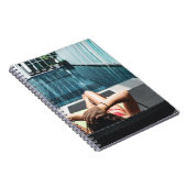 茶色のチャイズラウンジに横たわる女性 ノートブック (右側)