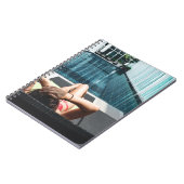 茶色のチャイズラウンジに横たわる女性 ノートブック (左側)