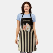 茶色のトップとベージュのストライプフローラ エプロン (着用した状態)
