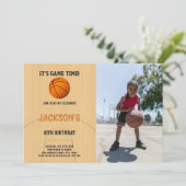 茶色のバスケットボール誕生日招待状と写真 招待状 (スタンド正面)