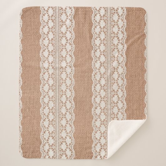 茶色のバーラップテクスチャ上のオフホワイトレース シェルパブランケット (正面)