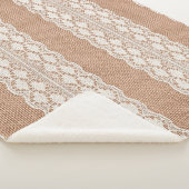 茶色のバーラップテクスチャ上のオフホワイトレース シェルパブランケット (3/4)