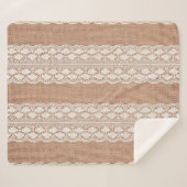 茶色のバーラップテクスチャ上のオフホワイトレース シェルパブランケット (正面(横))