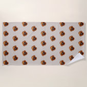 茶色のパンジーの花のシームレスなパターンビーチタオル ビーチタオル (正面)