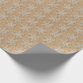 茶色のフェイククラフトルック上の木のスノーフレーク ラッピングペーパー (角)