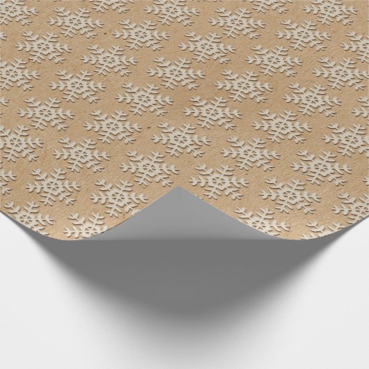 茶色のフェイククラフトルック上の木のスノーフレーク ラッピングペーパー (角)