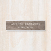 茶色のフェイク木目の名前とタイトル サインプレート (正面)