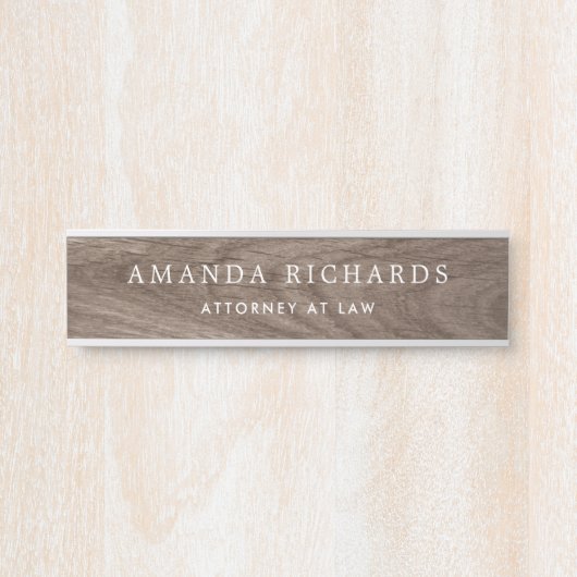 茶色のフェイク木目の名前とタイトル サインプレート (正面)