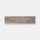 茶色のフェイク木目の名前とタイトル サインプレート (正面)