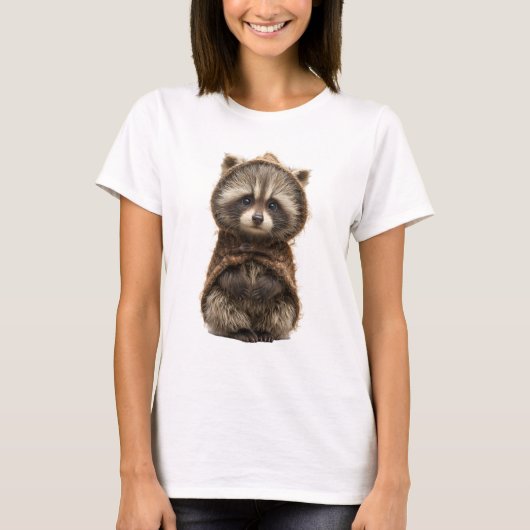 茶色のフード付きマントを着た愛らしい赤ちゃんアライグマ Tシャツ (正面)