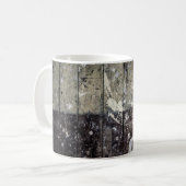 茶色のプリントの上に白い コーヒーマグカップ (正面左)