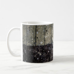 茶色のプリントの上に白い コーヒーマグカップ