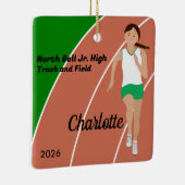 茶色のヘアトラックと緑の白のフィールドの女の子 セラミックオーナメント (右)