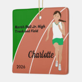 茶色のヘアトラックと緑の白のフィールドの女の子 セラミックオーナメント (左)